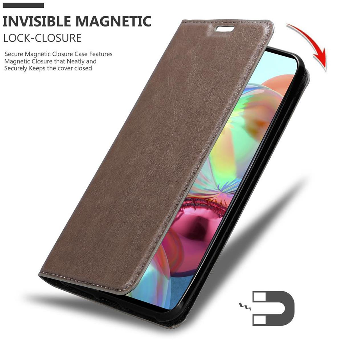 Eine geöffnete braune Handyhülle, die ein Handy zeigt.