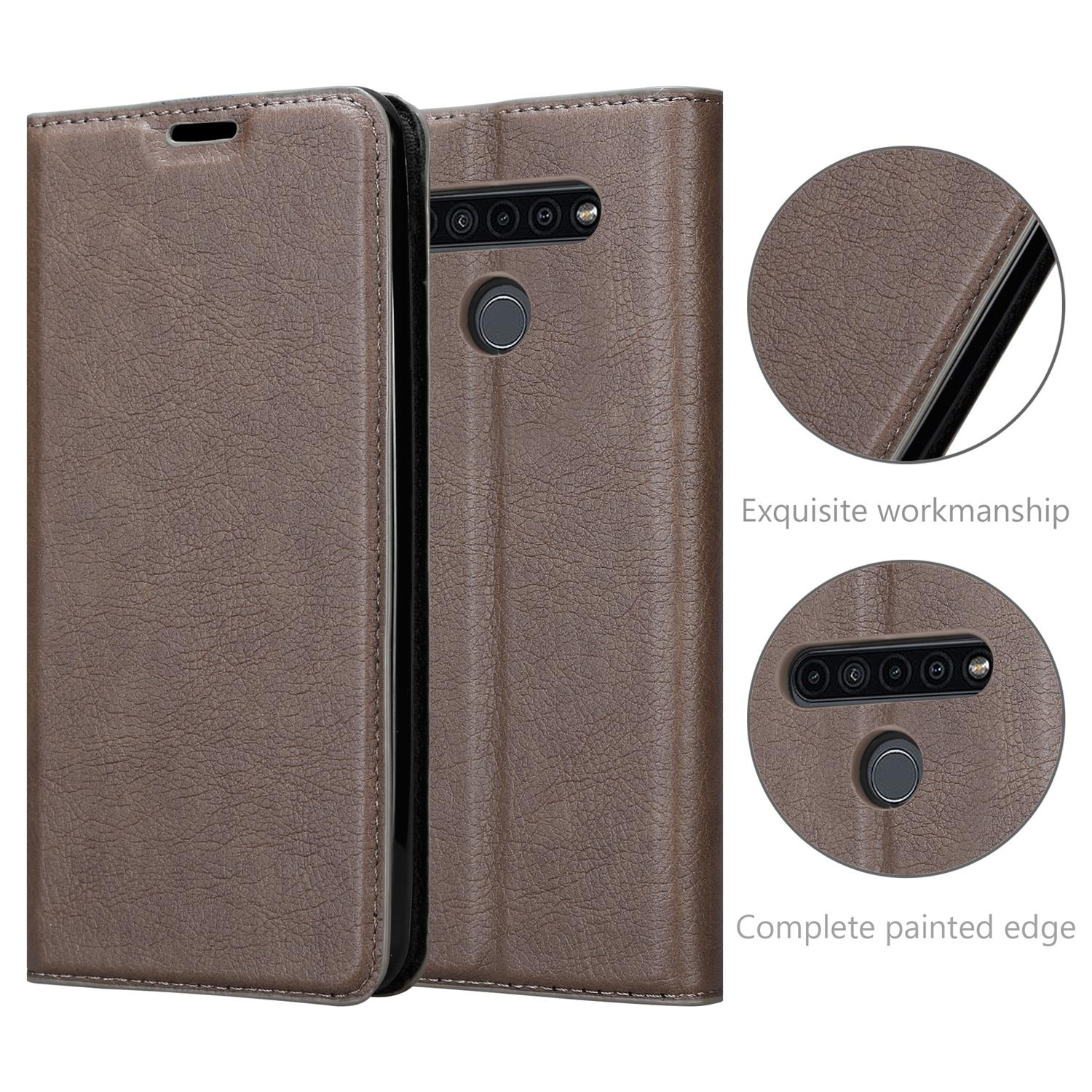 Custodia per telefono in pelle marrone, vista aperta. Primi piani dei dettagli: lavoro squisito e bordo verniciato completo.