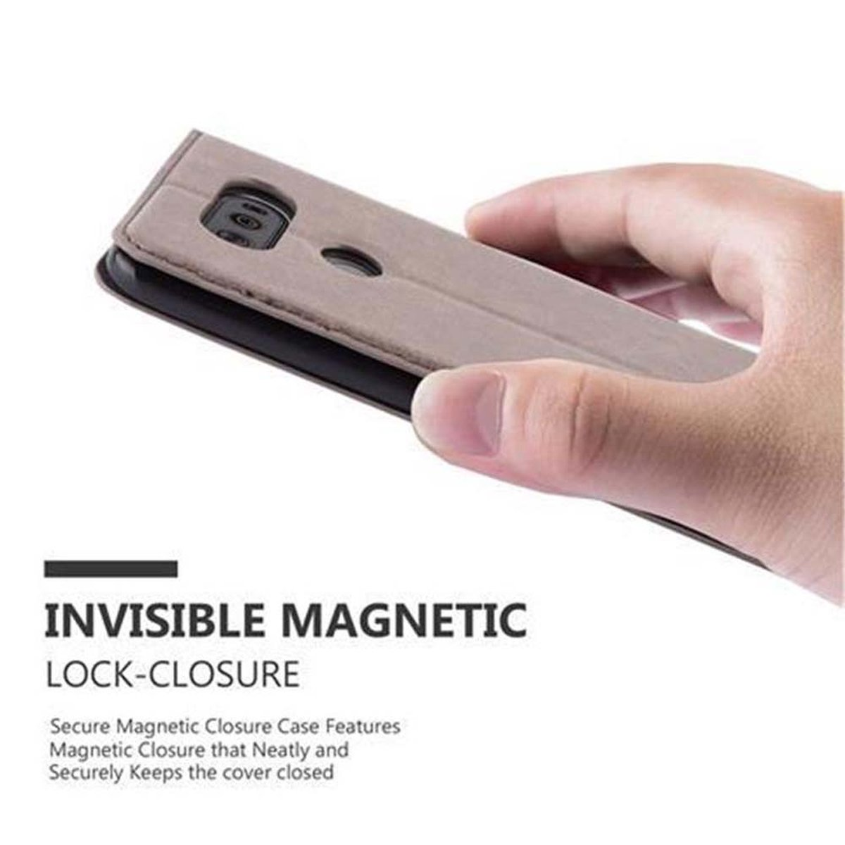 Mano sosteniendo una funda de teléfono. La funda es marrón claro y tiene cierre magnético.