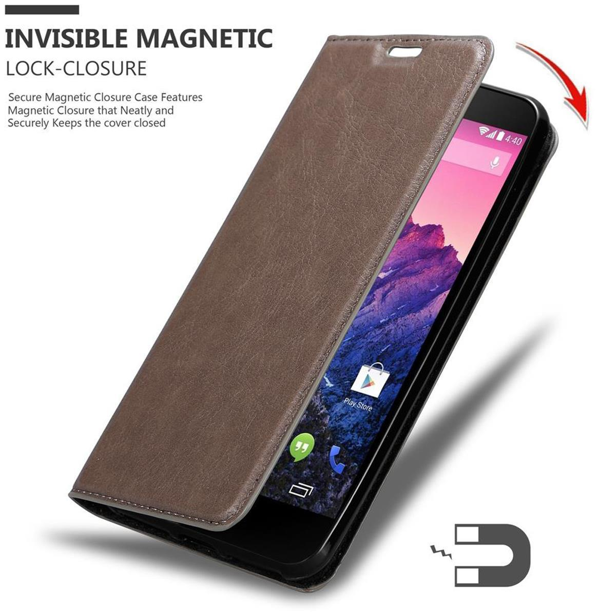 Custodia per telefono con telefono, chiusa. Ha una chiusura magnetica. Lo schermo mostra un'icona del Play Store.