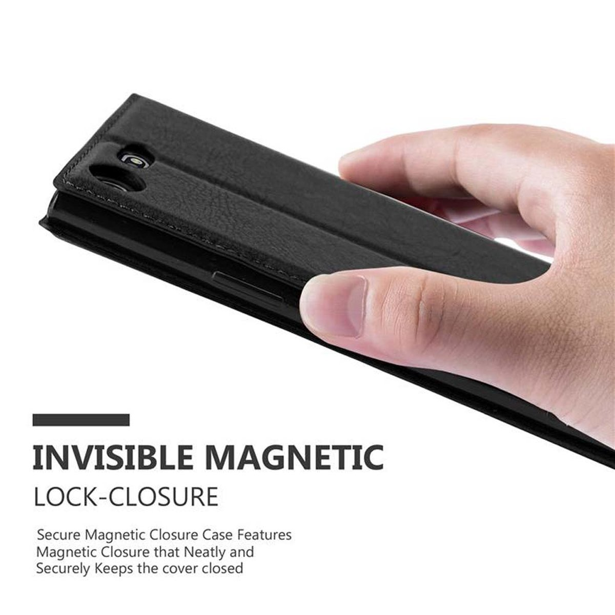 Una mano tiene una custodia nera per telefono, evidenziando una chiusura magnetica.