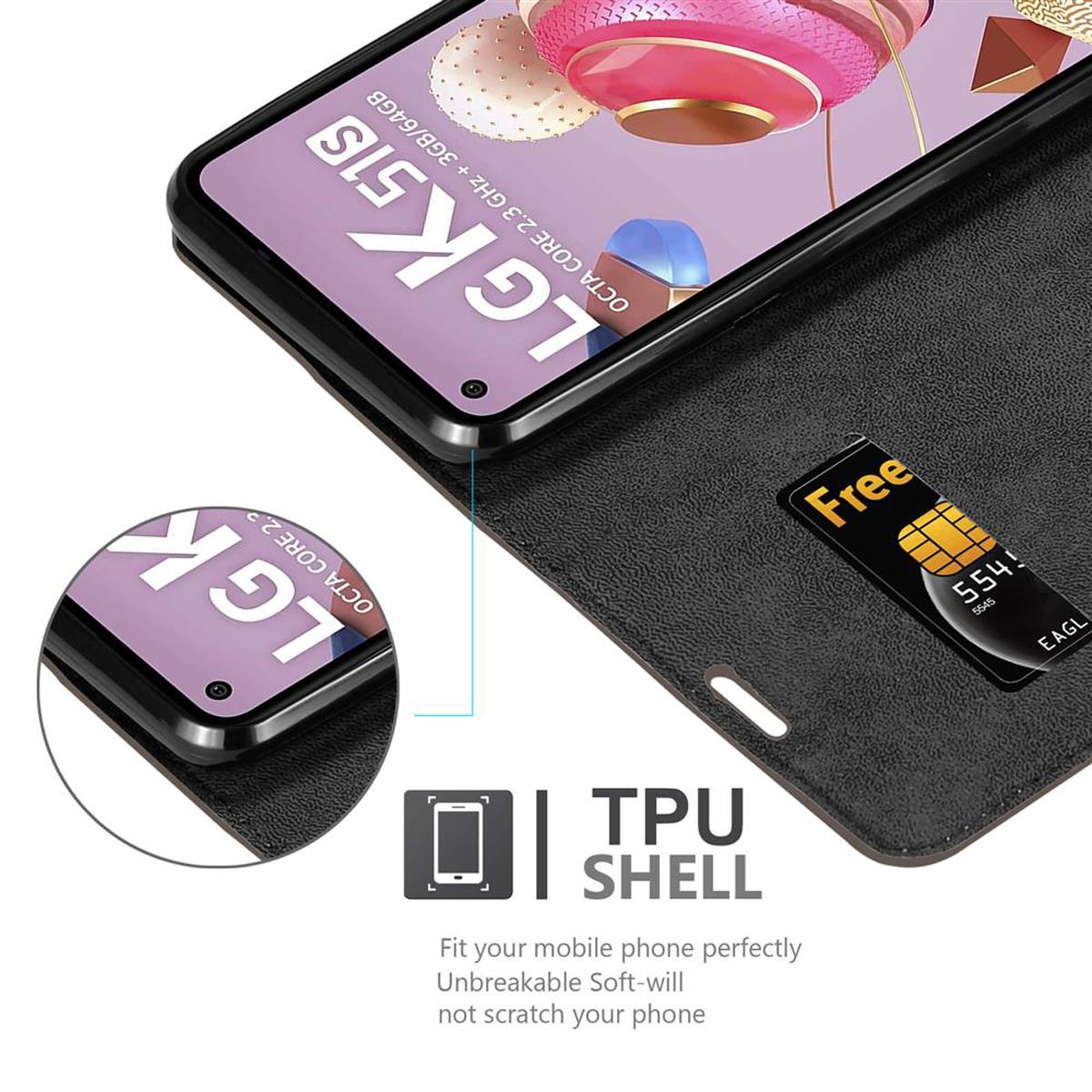 Smartphone in una custodia a portafoglio con carta di credito. Il telefono mostra lo schermo LG K51S.
