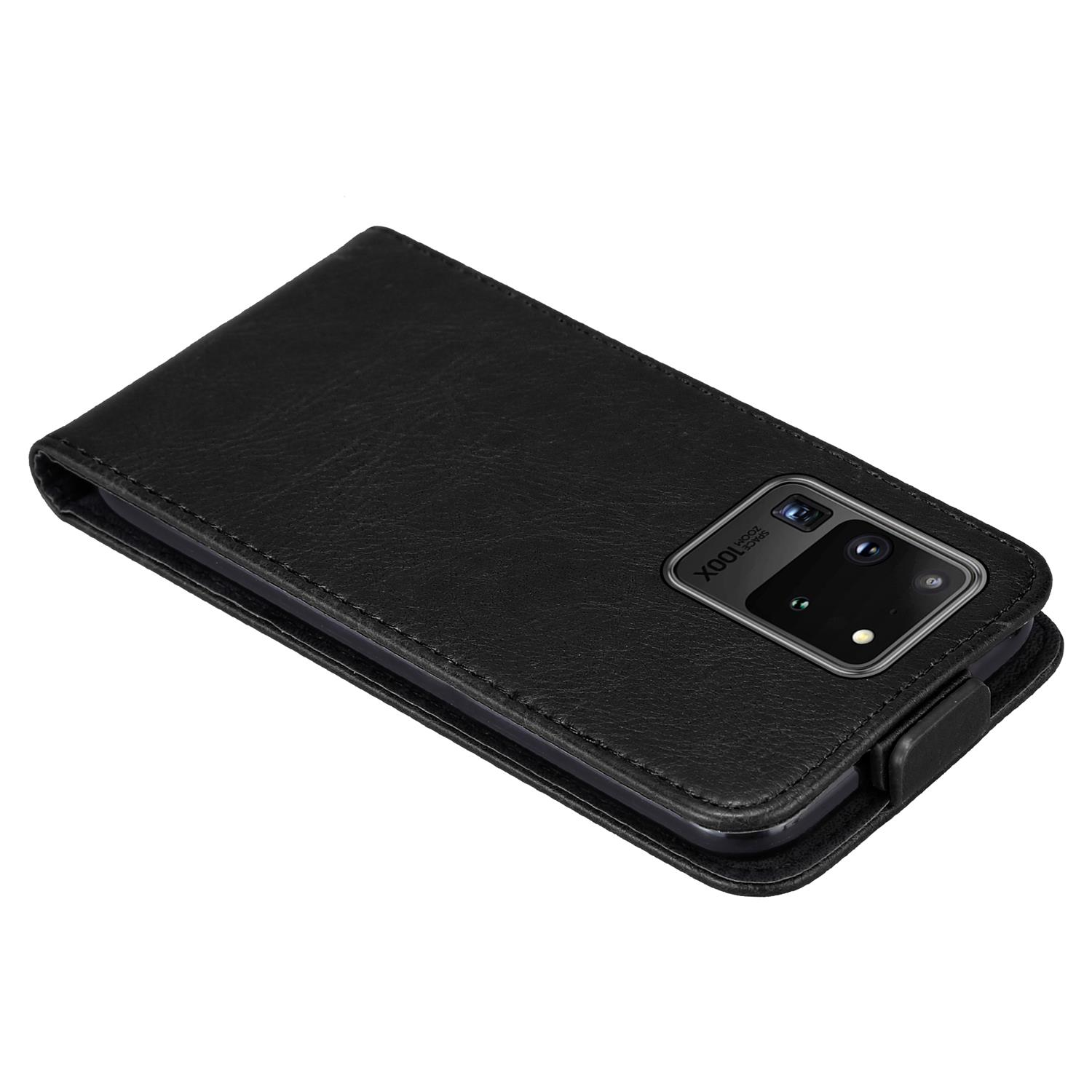 Geschlossene schwarze Handyhülle. Es hat ein schlankes Design und ist aus Leder gefertigt. Das Telefon hat eine Mehrfachkamera.
