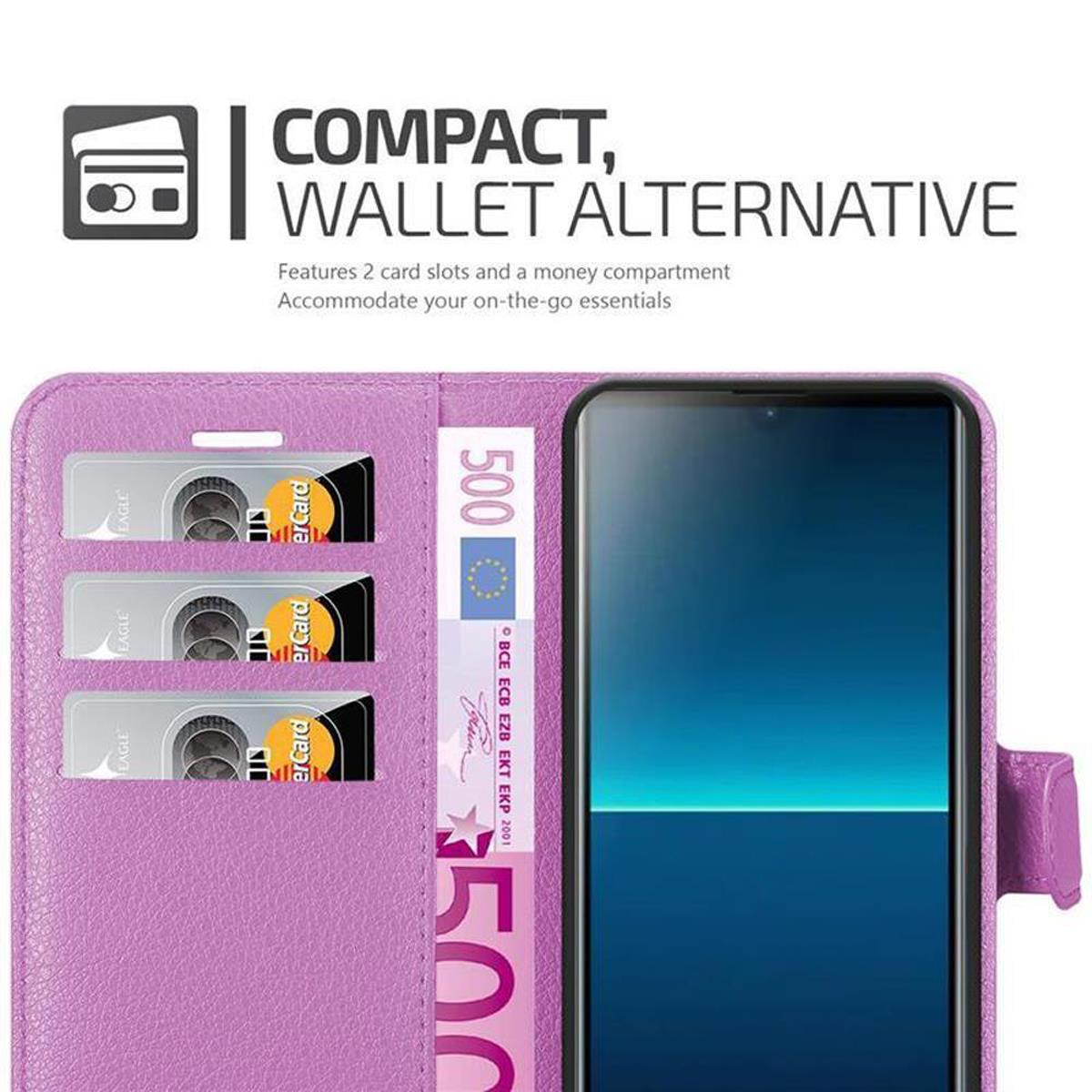 Una custodia viola con slot per carte e scomparto per soldi, con un telefono e una banconota da 500 euro.