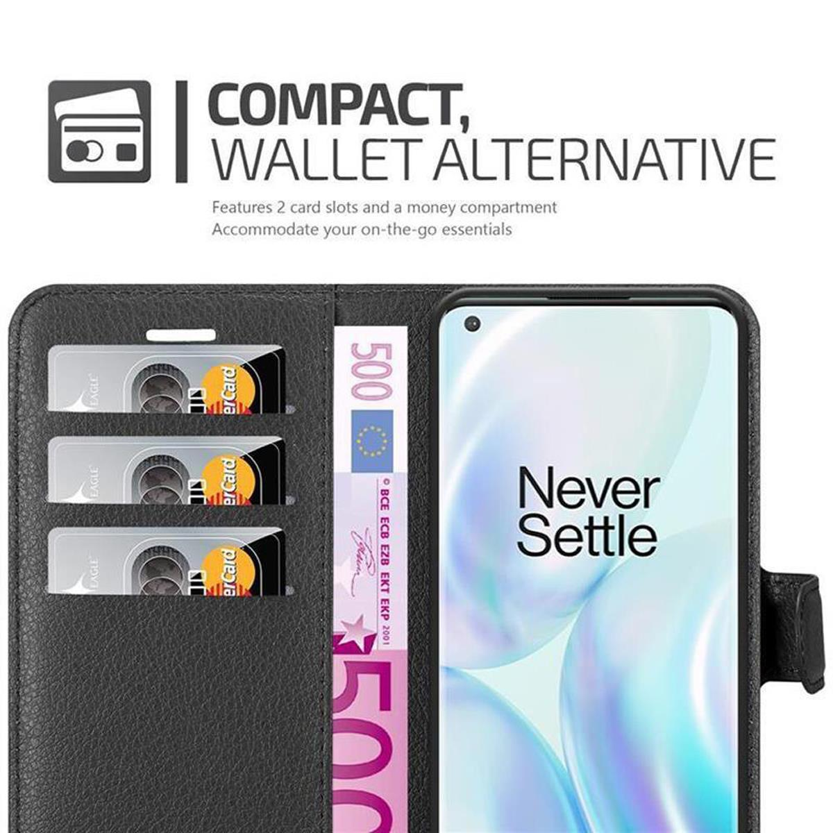 Schwarze Geldbörsenhülle mit Telefon, Kartenfächern und Geld. Text: Kompakte Geldbörsen-Alternative. Funktionen für unterwegs.