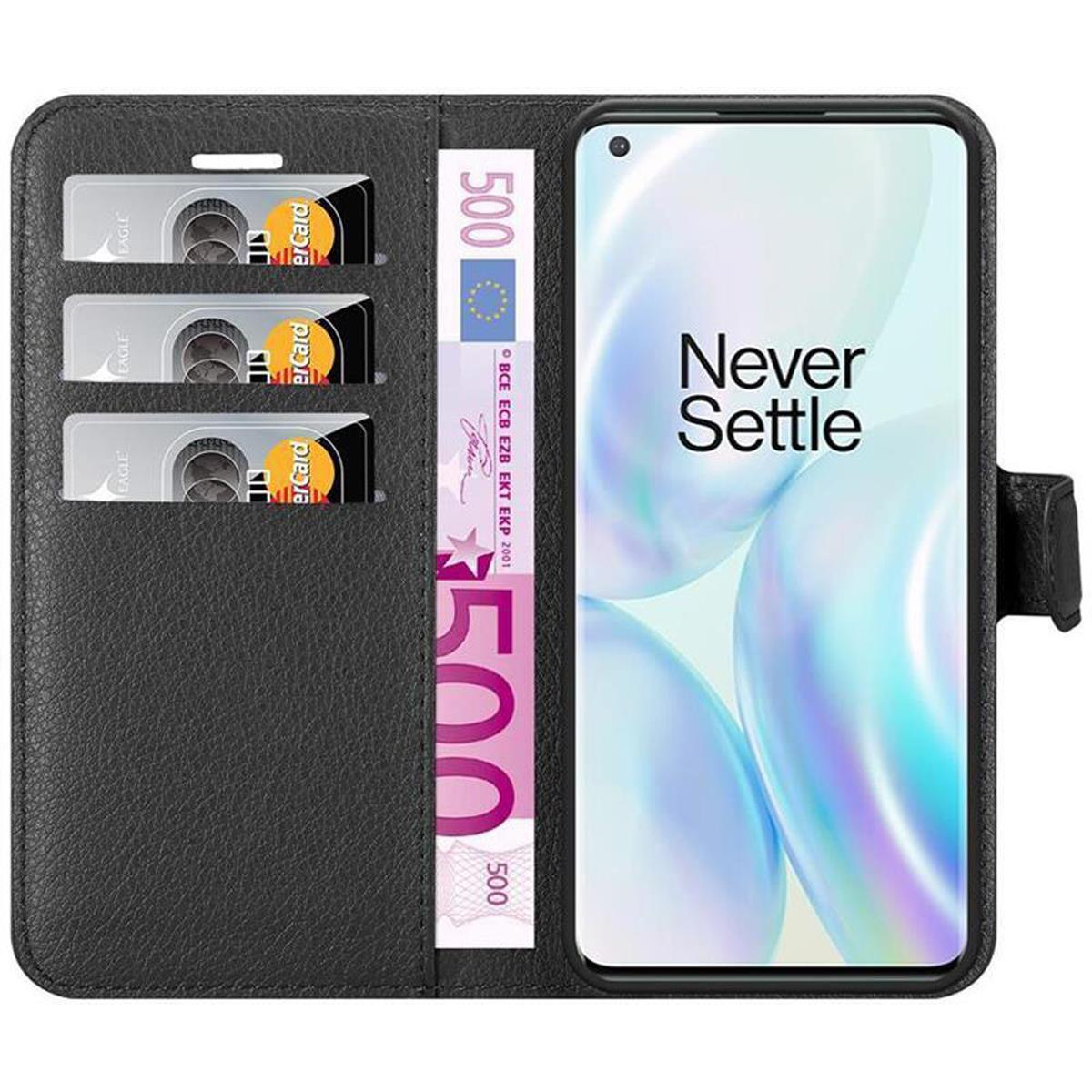 Schwarzes Handyhülle mit Kreditkarten und 500 Euro. Ein Telefon zeigt 'Never Settle'.