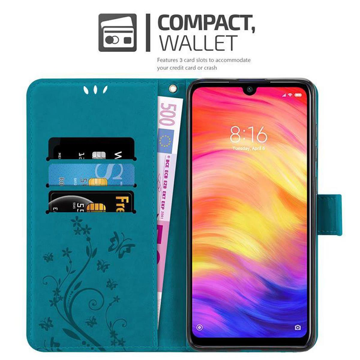 Custodia telefono verde acqua, aperta, con carte e contanti. Il telefono mostra schermata di blocco colorata.