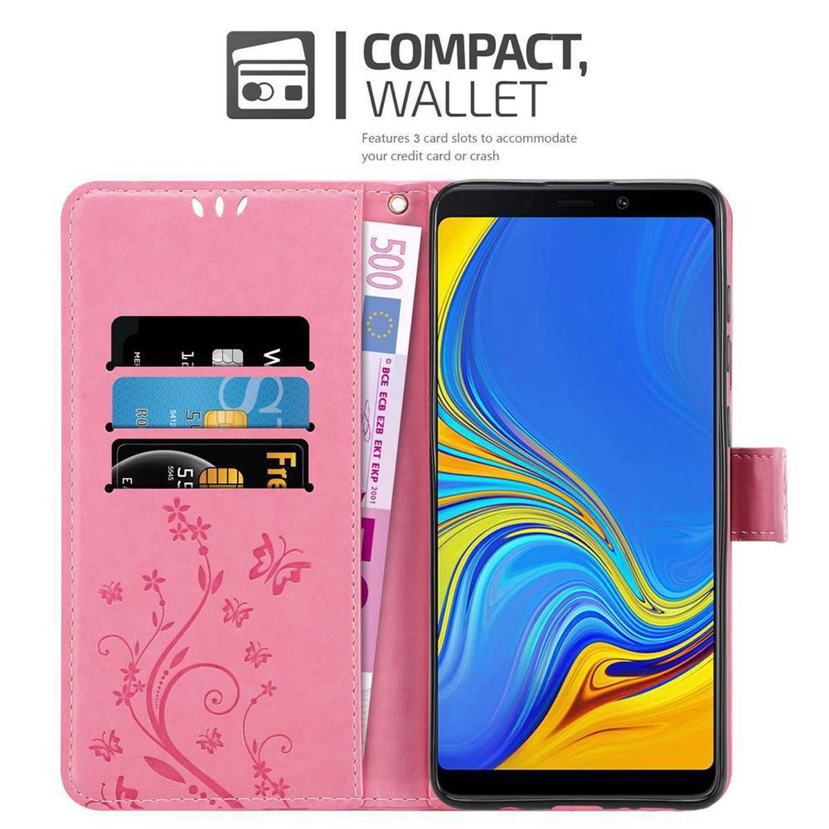 Custodia per telefono rosa aperta con carte, denaro e telefono. Sfondo bianco.