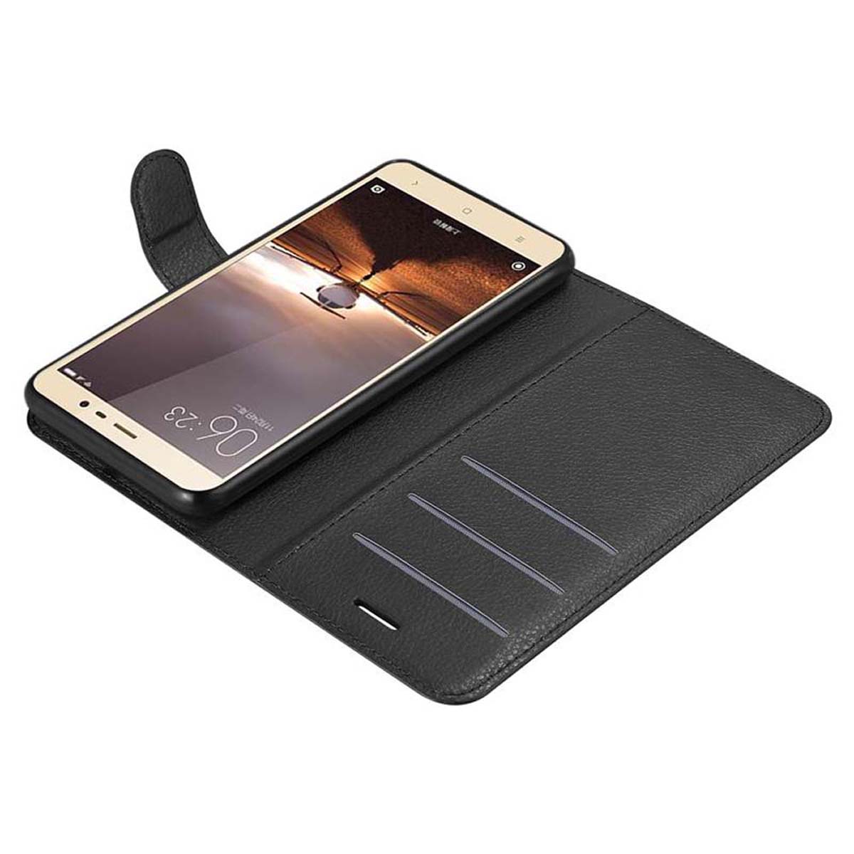 Telefono nero in una custodia. Custodia aperta. Testo: Telefono sulla custodia. Ora sullo schermo: 06:23.