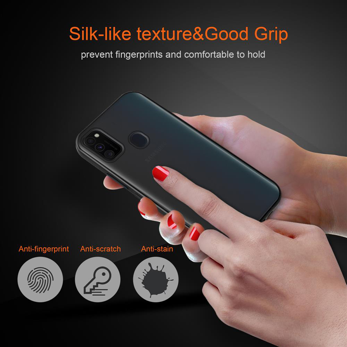 Mano che tiene una custodia per telefono con un telefono all'interno. Testo: Texture setosa e buona presa.
