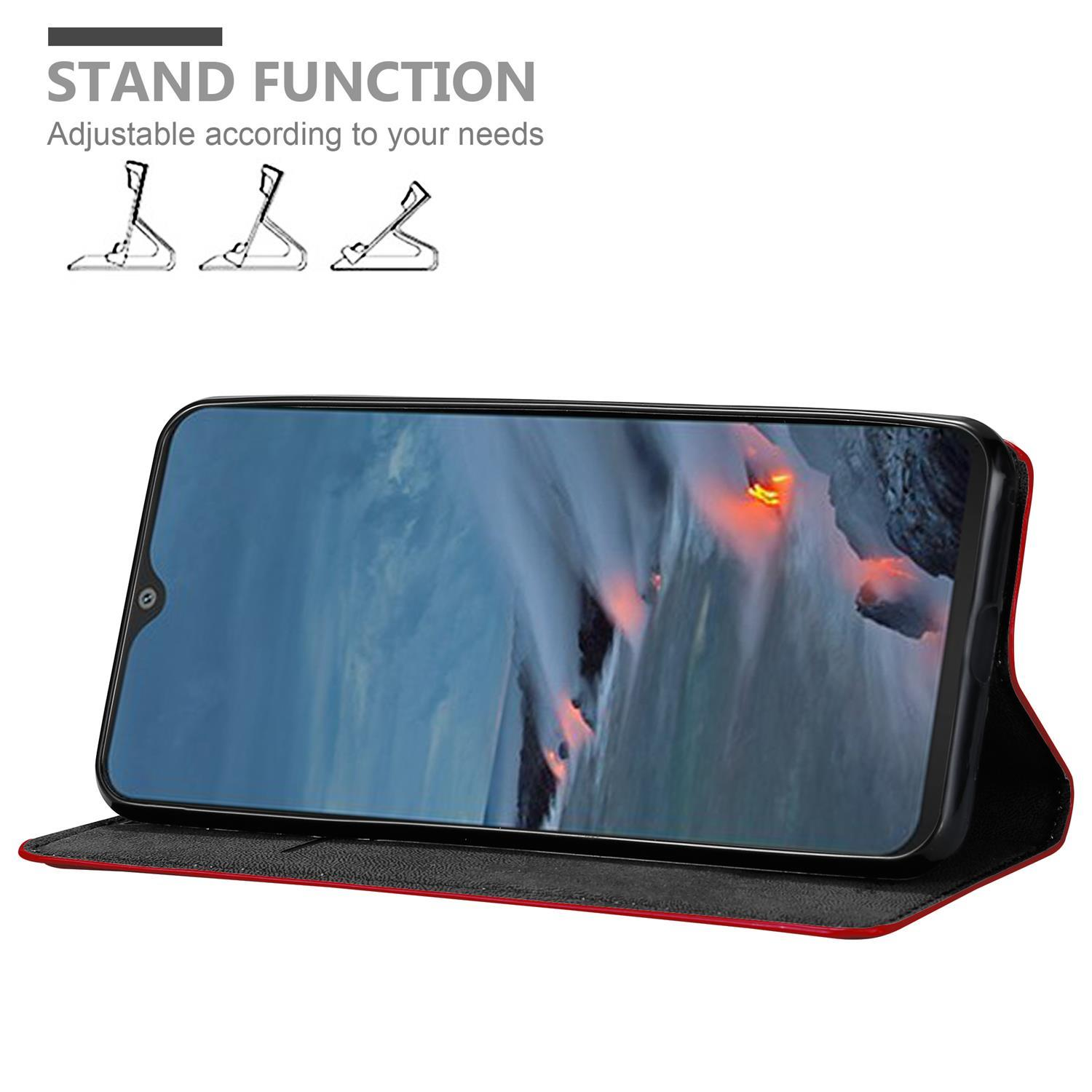 Telefono in custodia rossa sollevato, schermo mostra cascata. Icone funzione supporto in alto a sinistra.