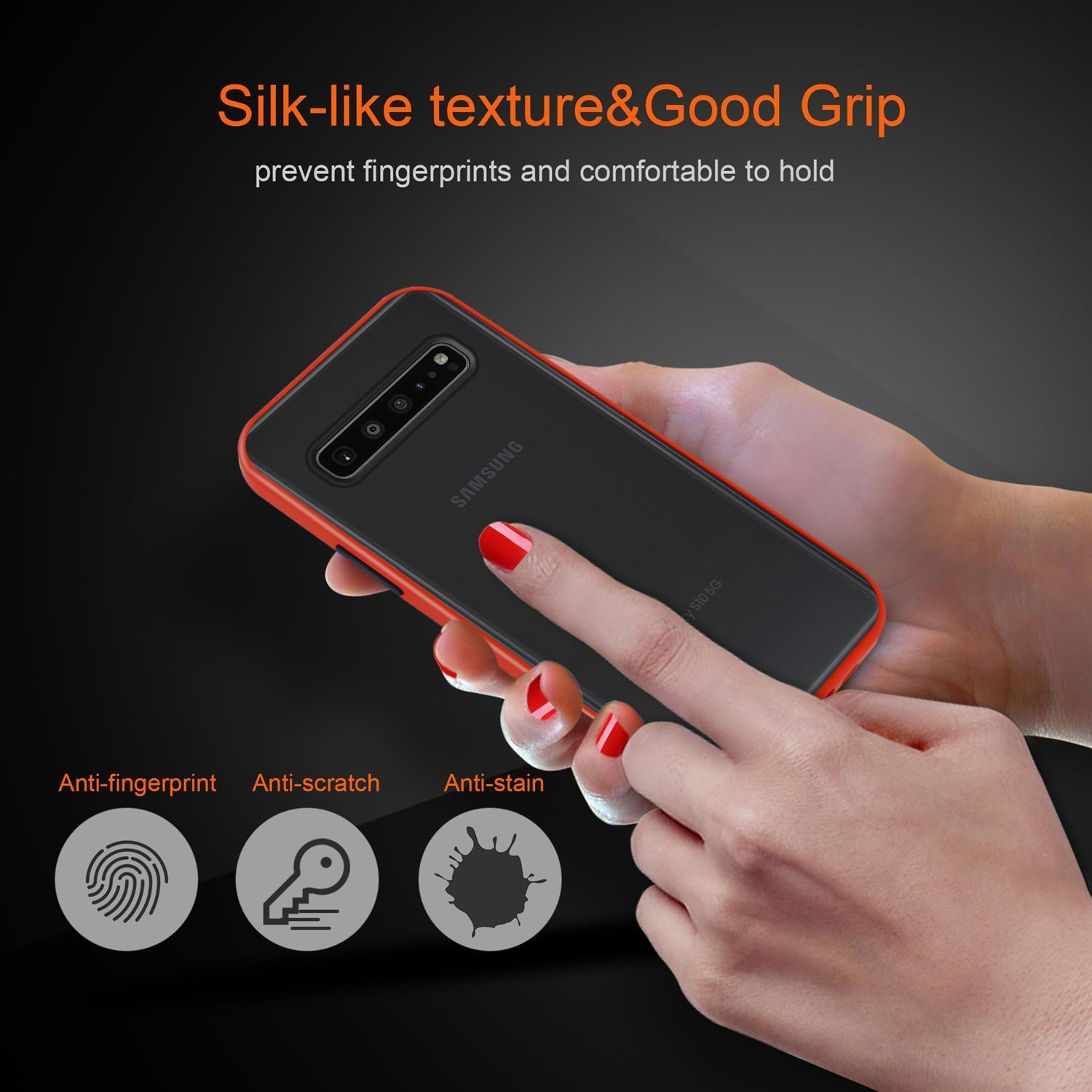 Hand hält ein Telefon mit roter Hülle, Rückseite des Telefons zeigend.