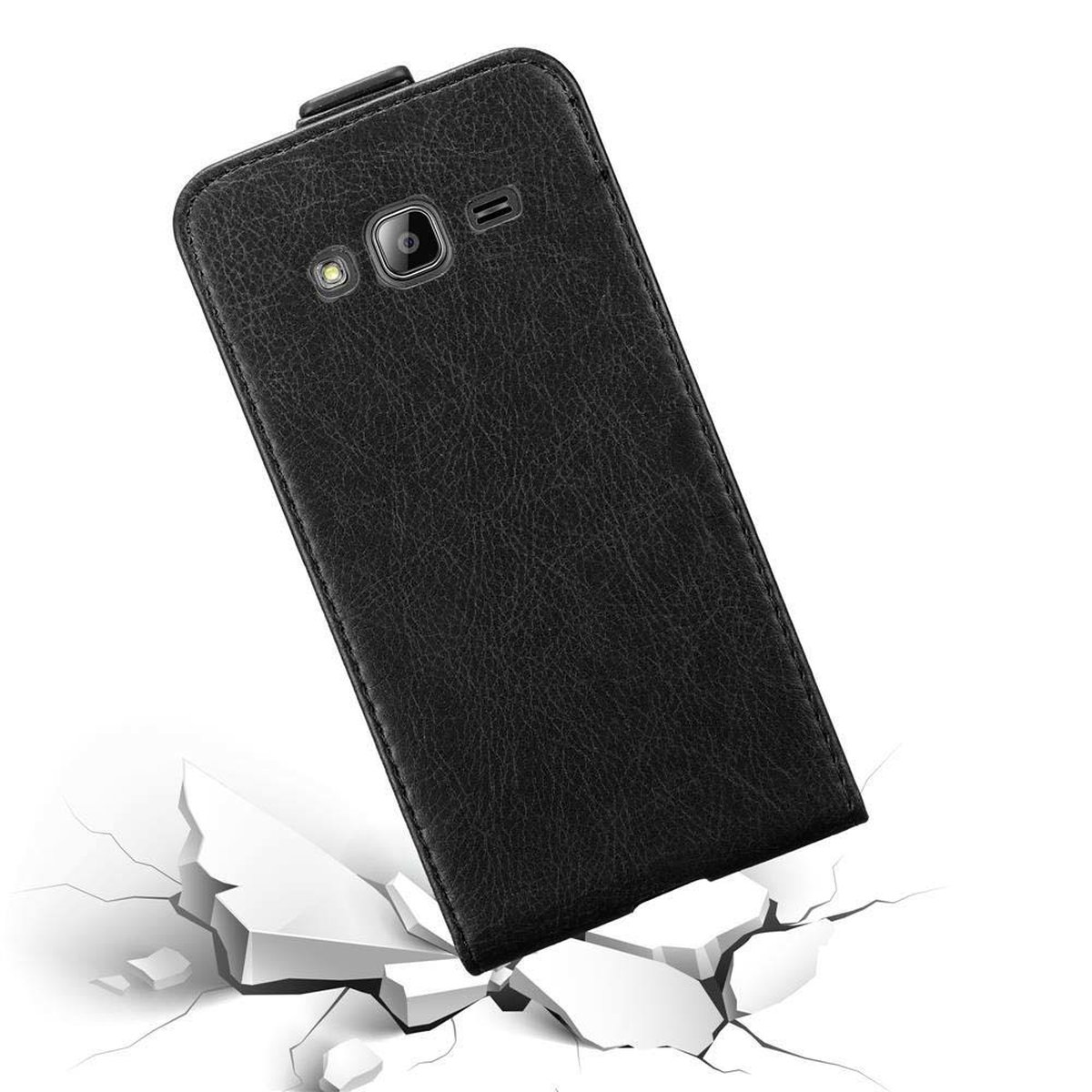 Custodia per smartphone in pelle nera. Il telefono è appoggiato su una superficie bianca e la rompe. Sfondo bianco.