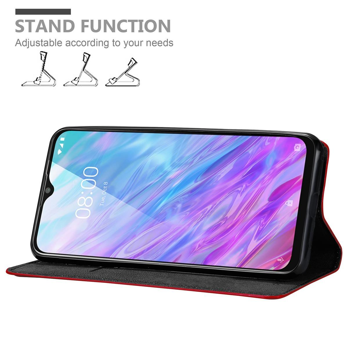 Smartphone in einer roten Lederhülle, die den Bildschirm mit der Uhrzeit und eine Stützfunktion zeigt.