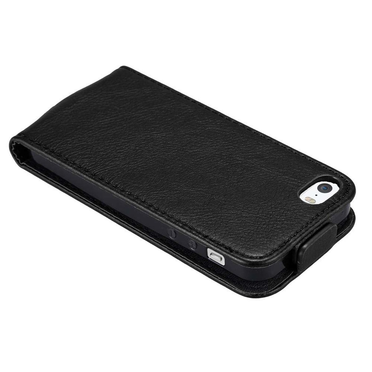 Funda de cuero negra para teléfono, cerrada, vista en ángulo. Cubre la parte trasera y los lados.