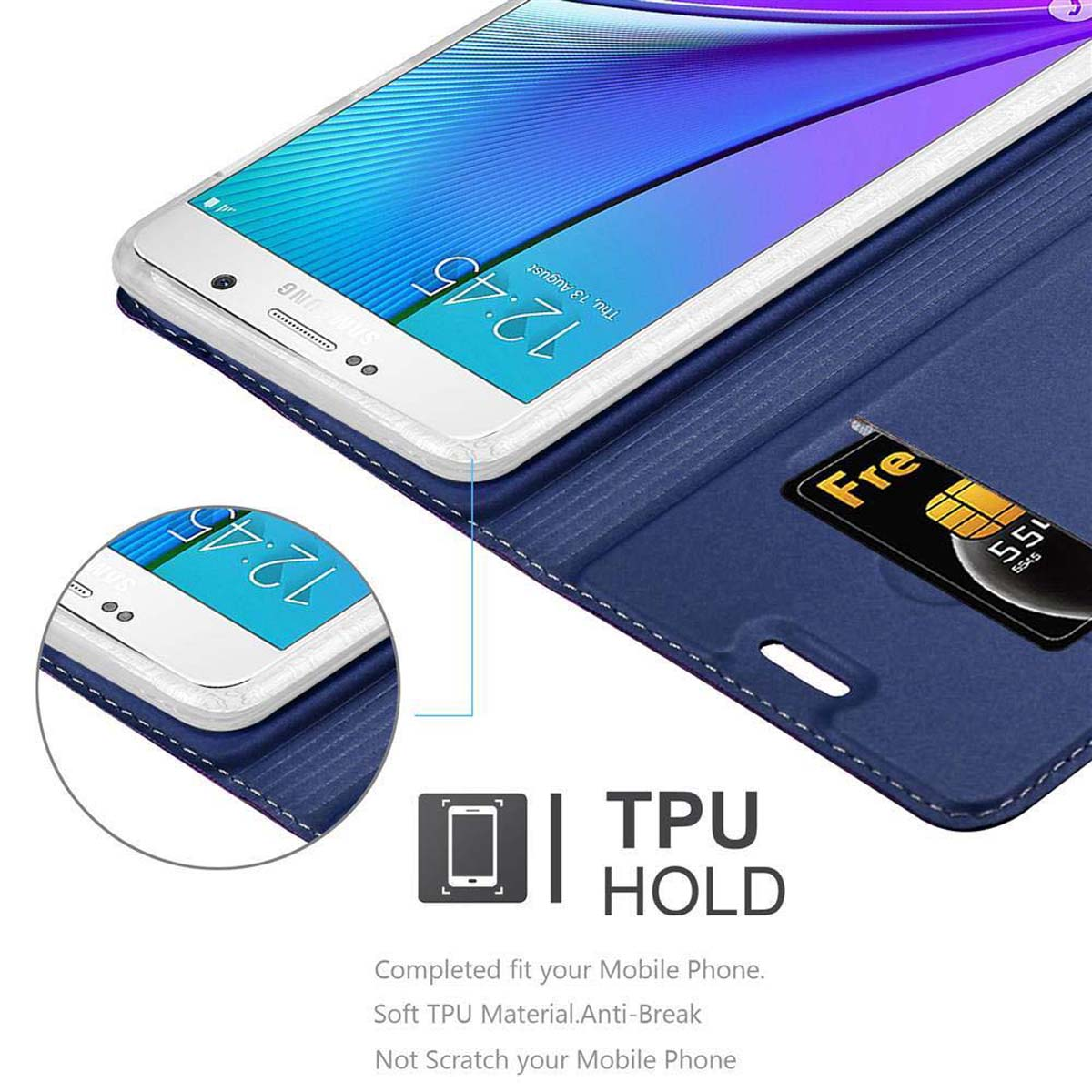 Una custodia blu con un telefono dentro, una carta e il testo TPU HOLD.