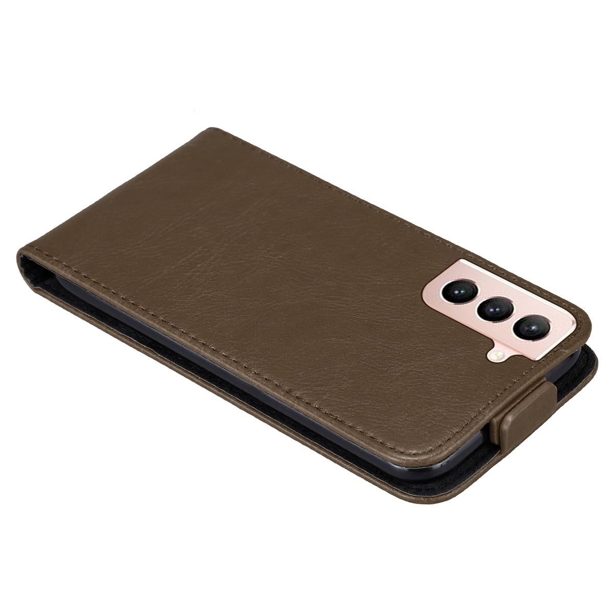 Eine braune Handyhülle wird mit einem Telefon im Inneren gezeigt. Das Telefon hat eine Kamera auf der Rückseite.
