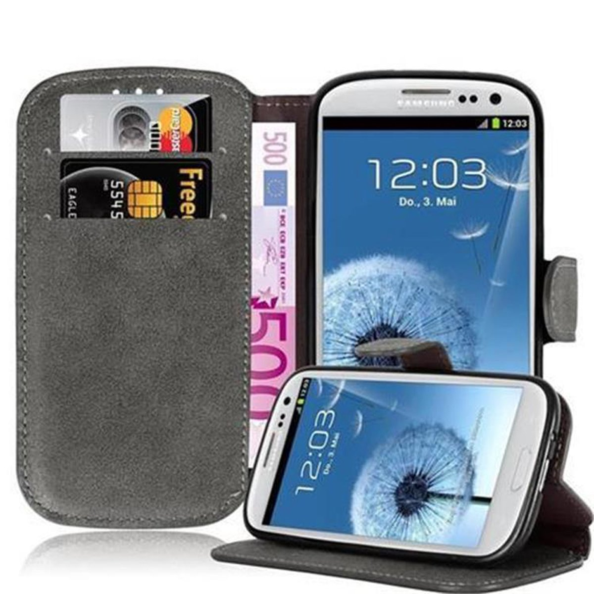 Funda gris para teléfono con teléfono, con tarjetas y dinero dentro. Fondo blanco.