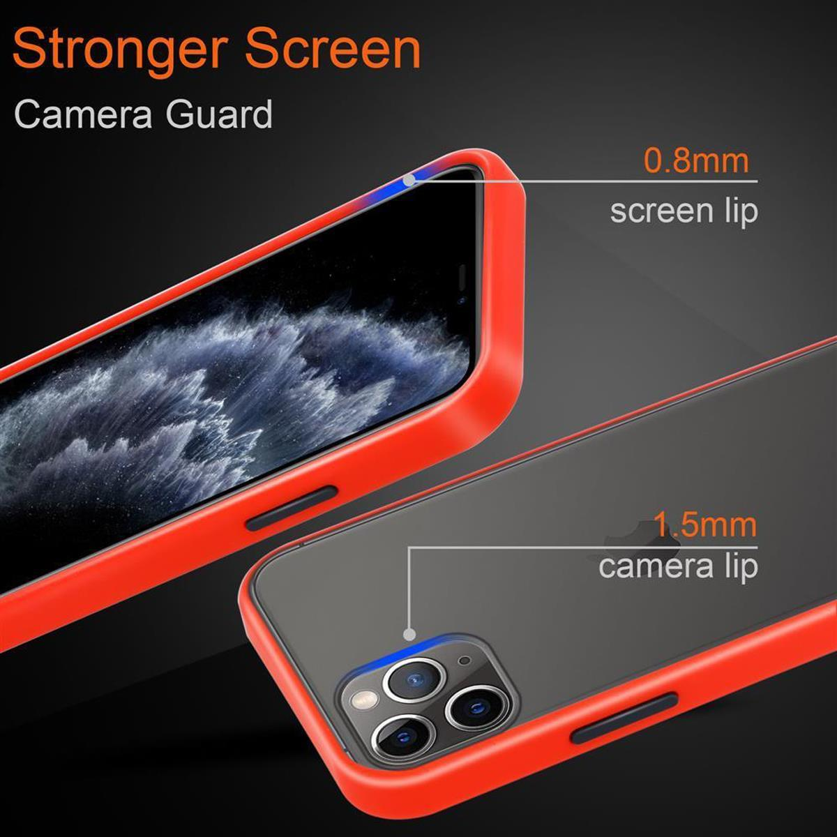 Primo piano di una custodia rossa con telefono nero, mostra protezione schermo e fotocamera.