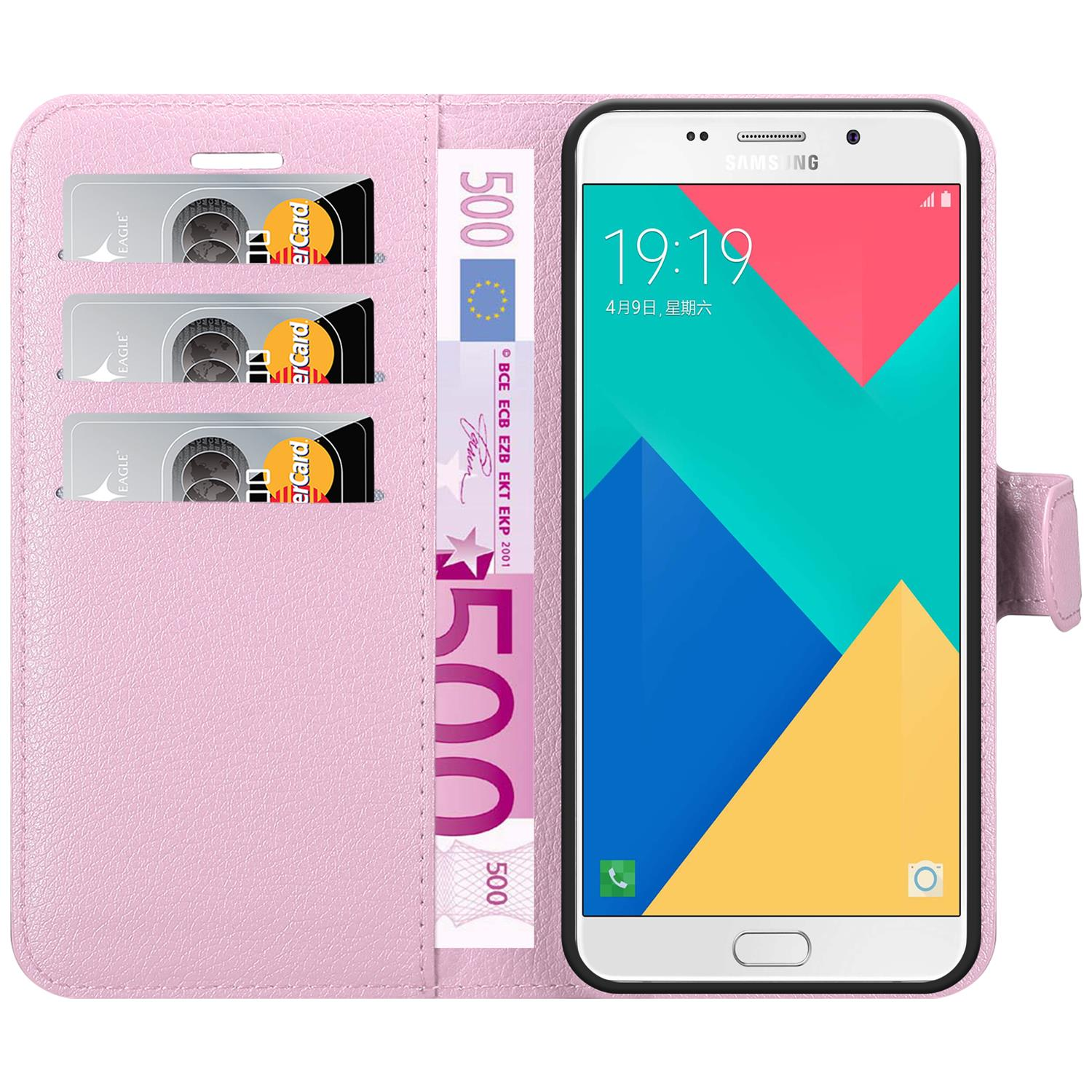 Telefono in custodia a portafoglio rosa, che mostra carte e denaro. Lo schermo del telefono è visibile.