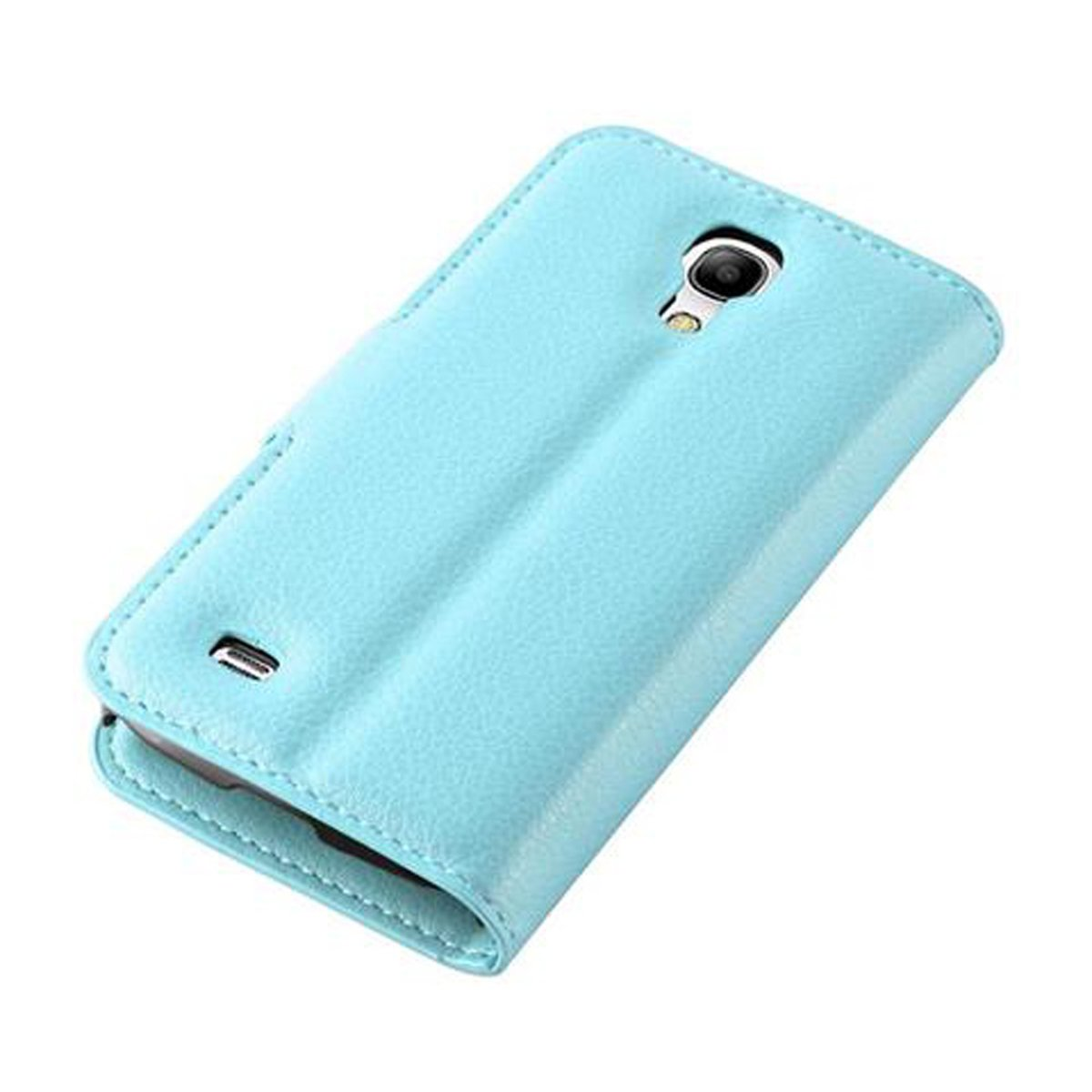 Custodia per telefono in pelle azzurra. La custodia è chiusa, il telefono dentro.