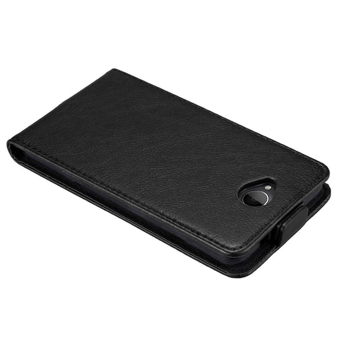 Un teléfono negro en una funda negra. La funda está cerrada y la cámara es visible.