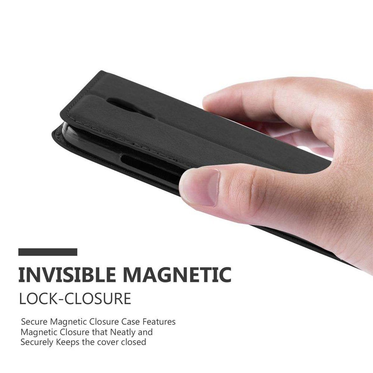 Mano sosteniendo una funda de teléfono negra cerrada, mostrando un cierre magnético invisible.