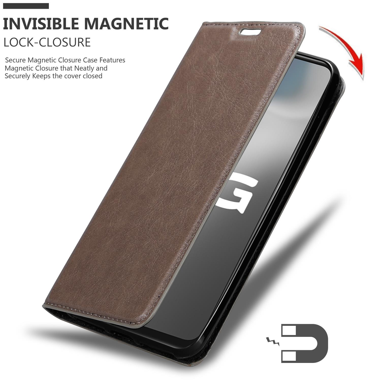 Eine braune Handyhülle ist geöffnet. Das Telefon ist darin. Der Hintergrund ist weiß.
