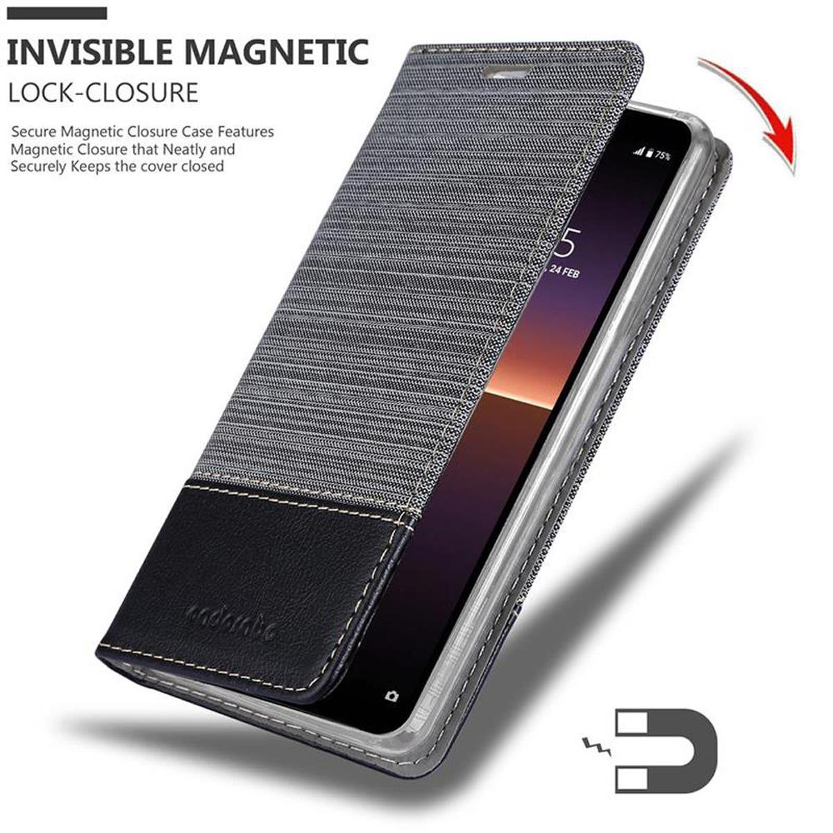 Telefono in una custodia grigia con la cover aperta. Testo: 'INVISIBLE MAGNETIC LOCK-CLOSURE'.