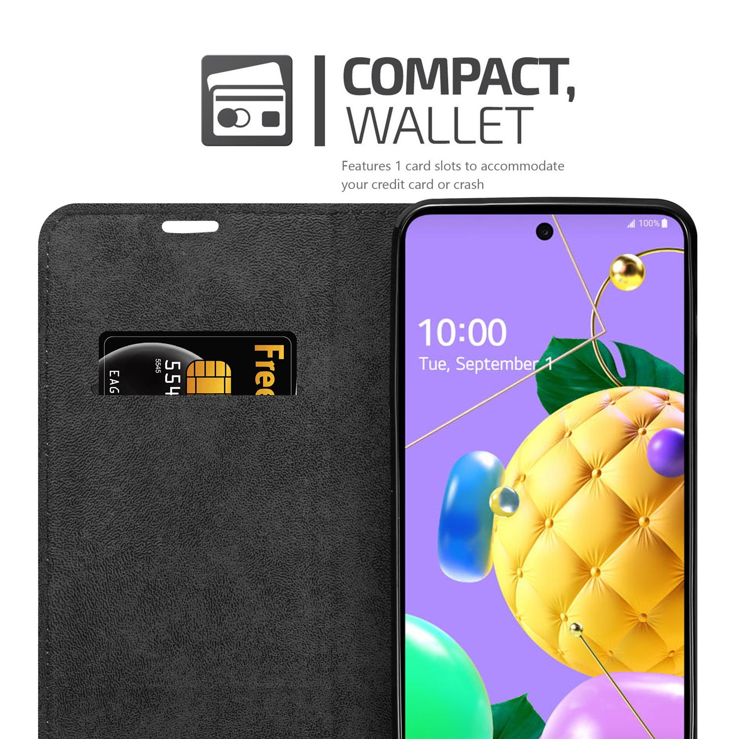 Portafoglio nero per telefono aperto con una carta e un telefono all'interno. Sfondo bianco.