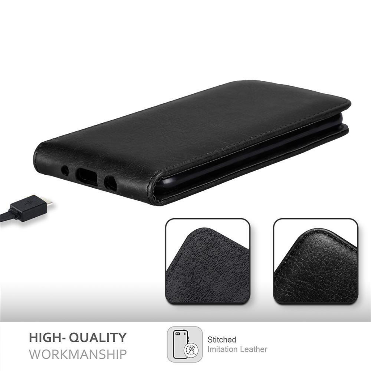 Un telefono nero è in una custodia in pelle nera. Un cavo USB è a sinistra e sono mostrati dettagli in primo piano.