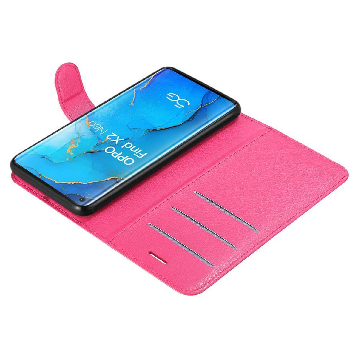 Custodia rosa con telefono. Il telefono ha schermo blu e la custodia fessure per carte.