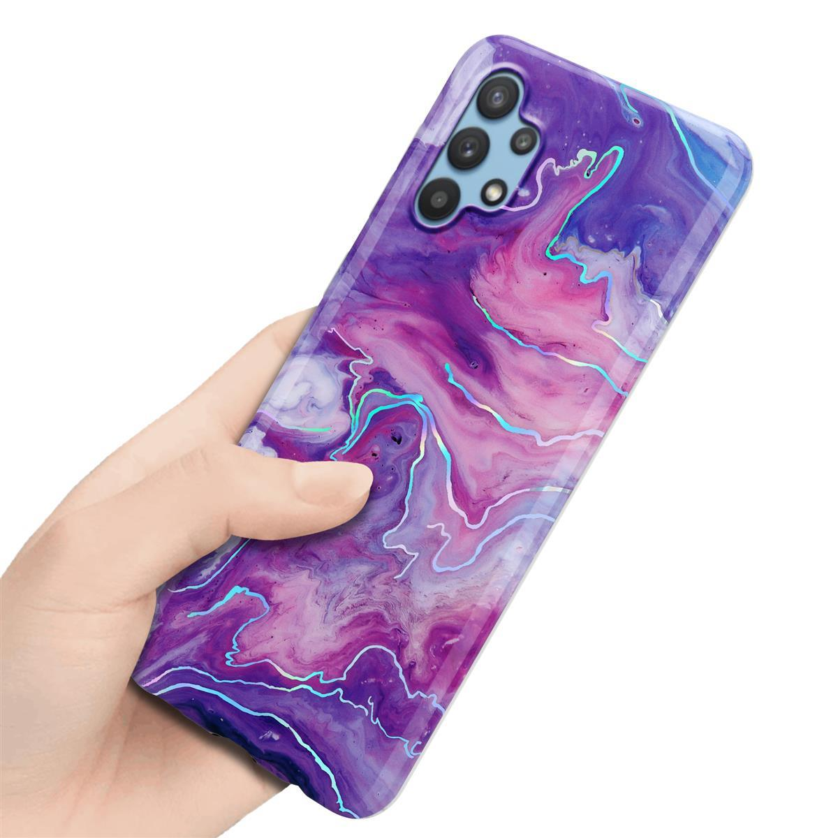 Mano che tiene un telefono con una custodia colorata, simile al marmo. Colori viola, rosa e blu.
