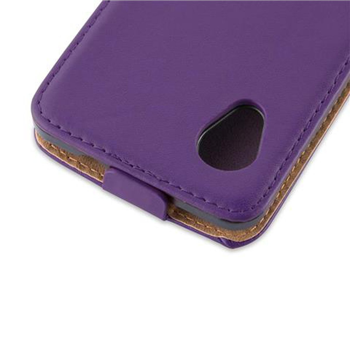 Primo piano di una custodia per telefono viola con un ritaglio per la fotocamera. La custodia è simile alla pelle.