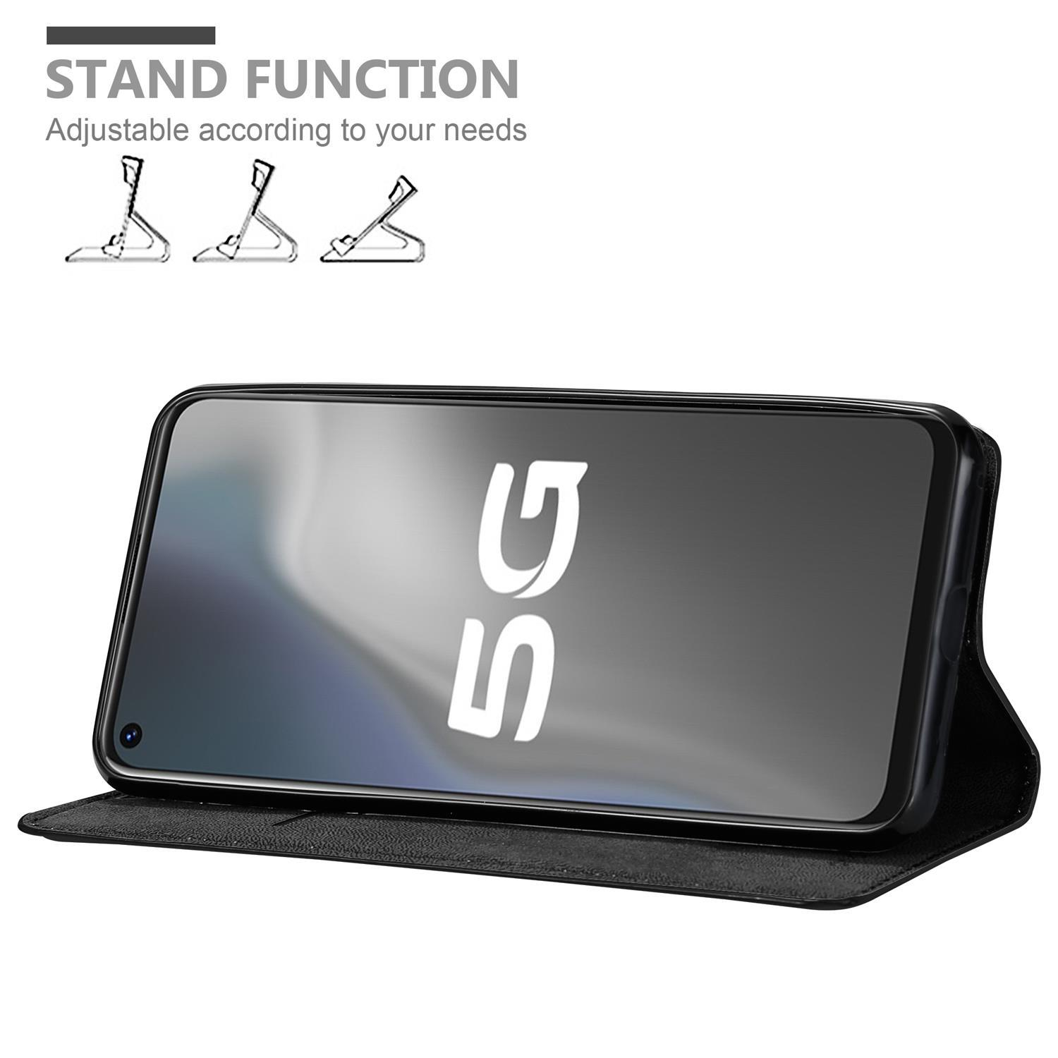 Handyhülle mit Telefon. Bildschirm zeigt 5G-Logo. Schwarzes und rotes Gehäuse, weißer Hintergrund.