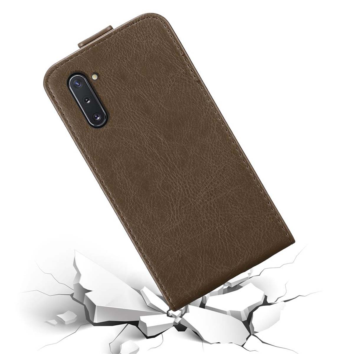 Custodia per telefono in pelle marrone che cade, rompendo una superficie. La custodia ha un foro per la fotocamera.