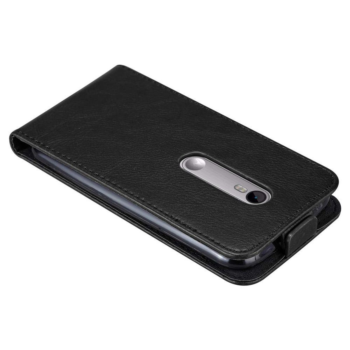 Funda negra para teléfono con teléfono dentro. El teléfono tiene cámara. La funda está cerrada.
