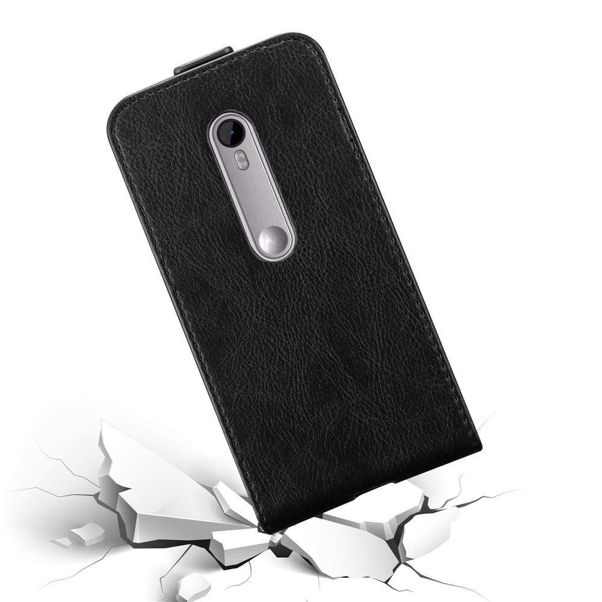 Funda negra con teléfono dentro, cayendo sobre suelo agrietado.