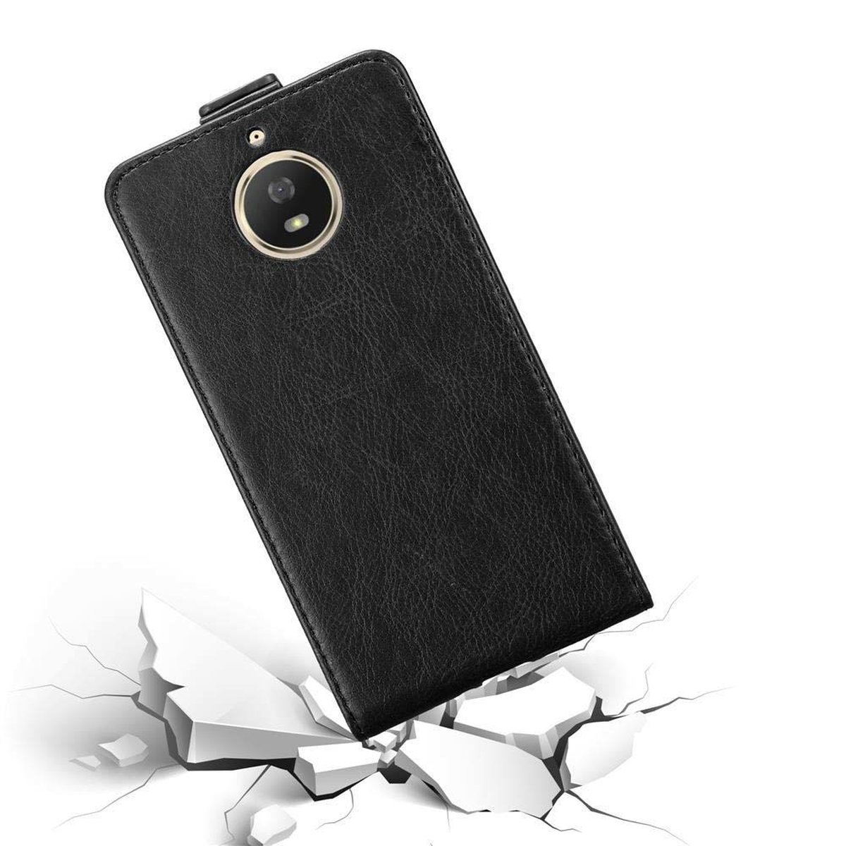 Custodia nera per telefono con ritaglio per fotocamera, angolata sopra una superficie bianca crepata.