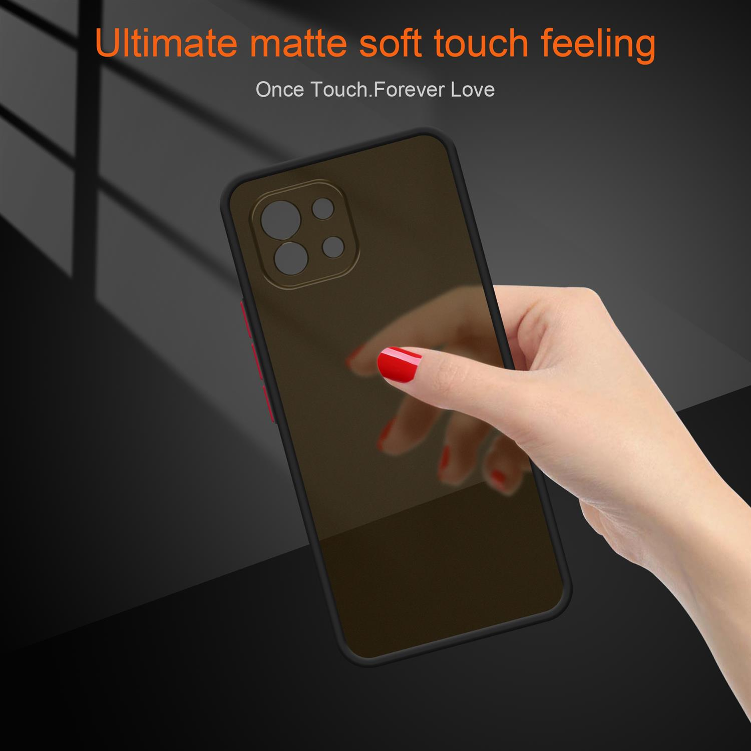 Mano che tiene una custodia per telefono. Testo: Sensazione soft touch opaca definitiva. La custodia è marrone con bordi neri.
