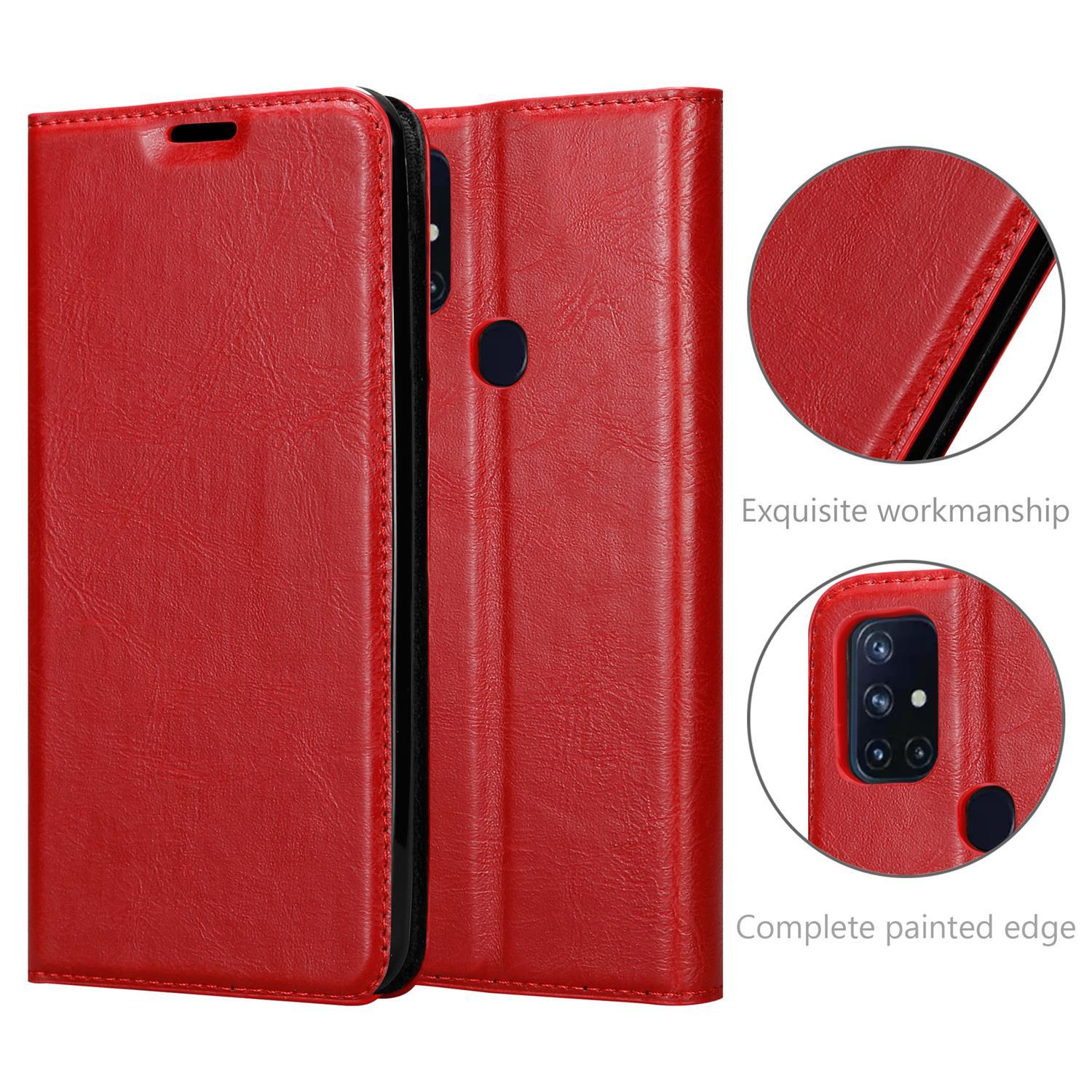 Custodia rossa del telefono aperta. Primo piano che mostra le cuciture e un ritaglio circolare per la fotocamera. Bordo verniciato completo.