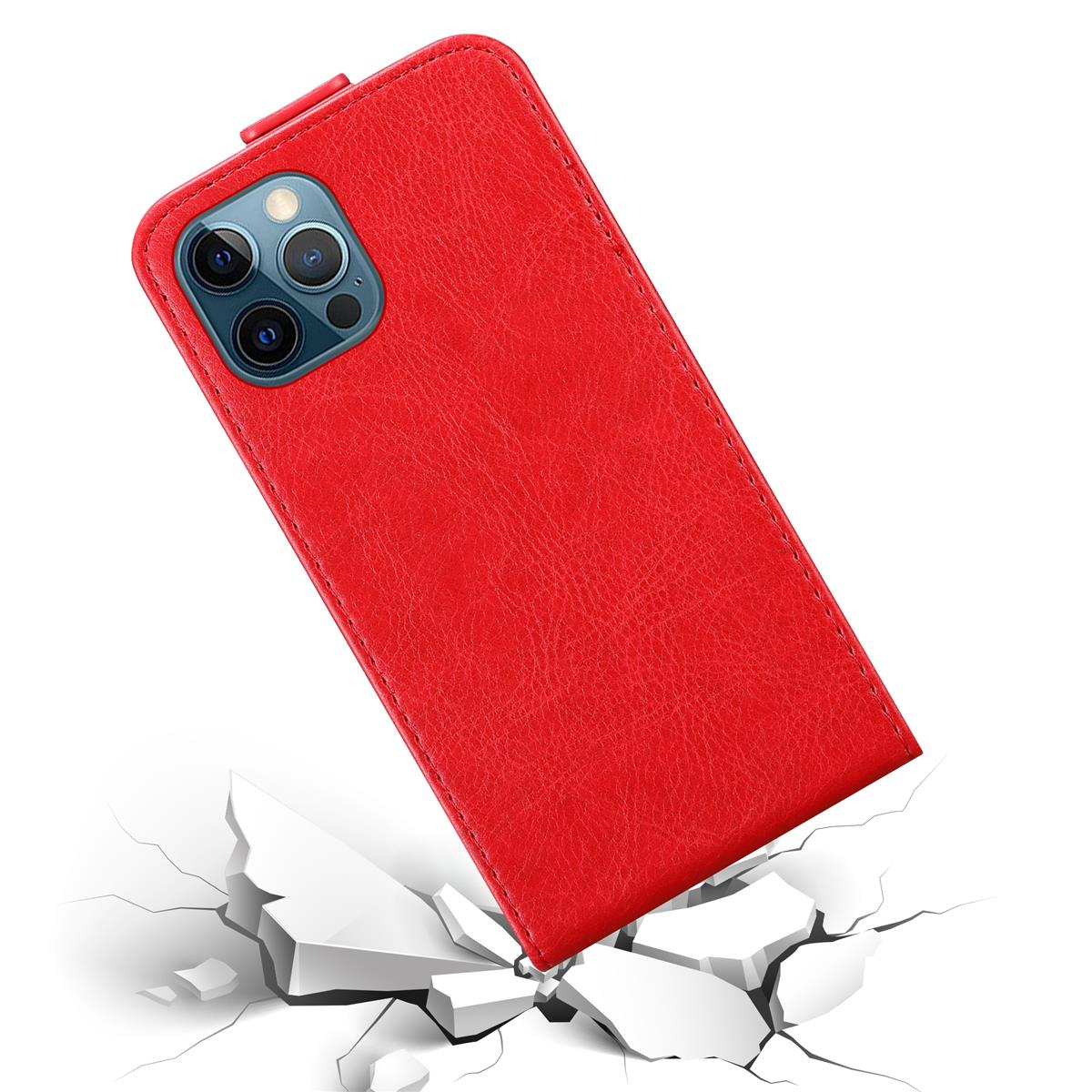 Custodia per telefono rossa su superficie incrinata. La custodia è in materiale simile alla pelle e ha tre lenti.