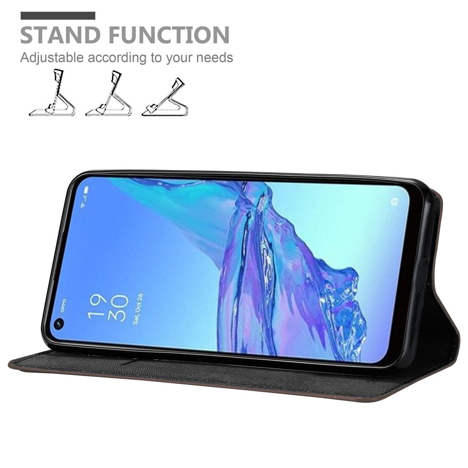 Telefon mit Ständer, Bildschirm an. Datum/Uhrzeit wird angezeigt. Braune Hülle.