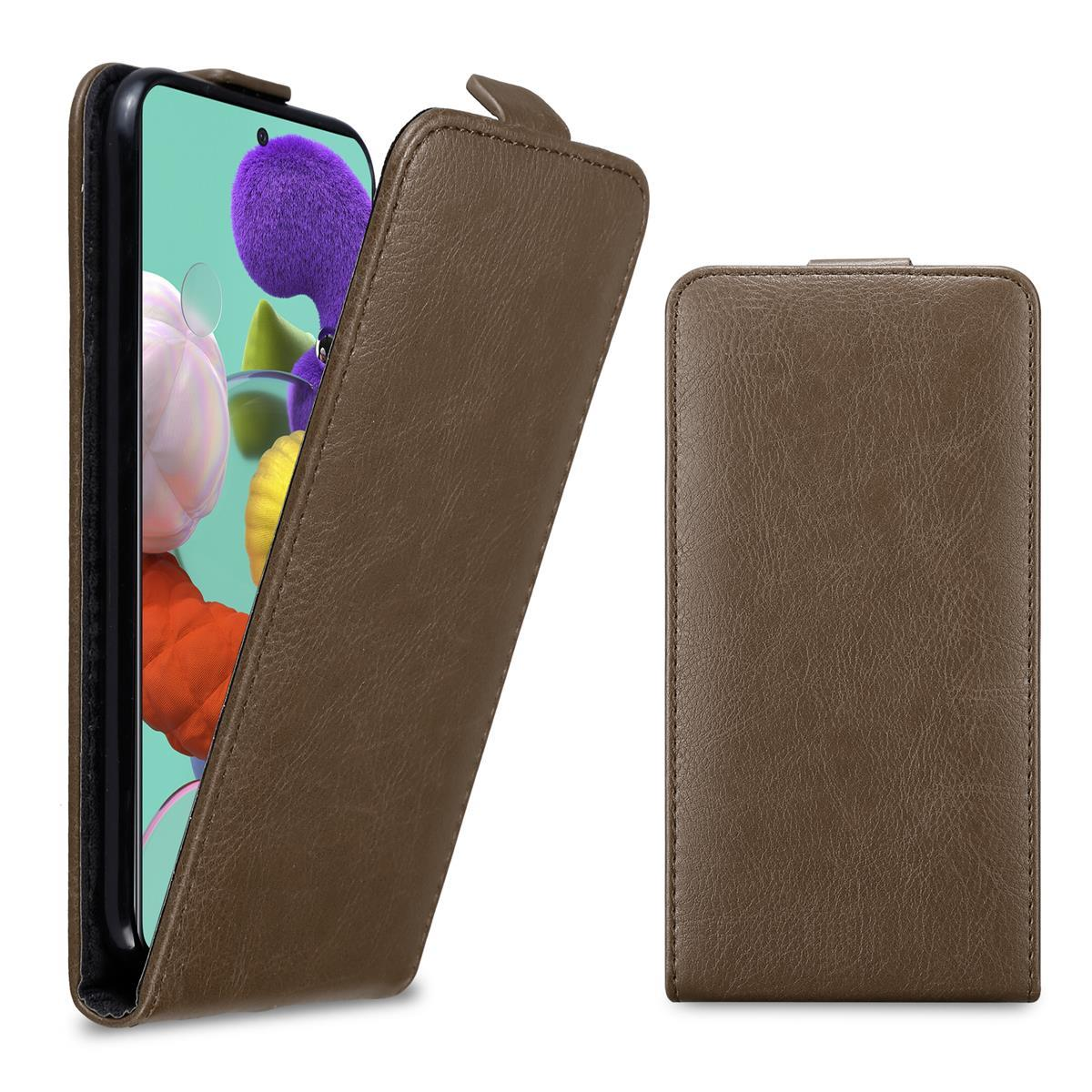 Braune Handyhülle, offen, Telefon in der Hülle, weißer Hintergrund.