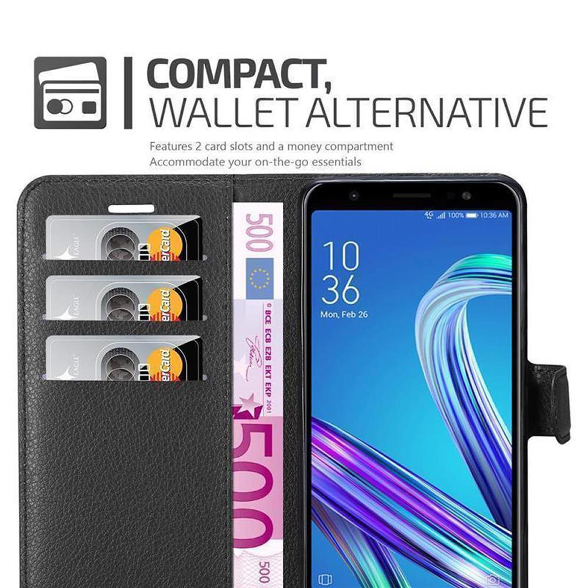 Schwarzes Wallet-Case mit Karten und Euro-Banknoten. Telefon zeigt Uhrzeit und Datum an.
