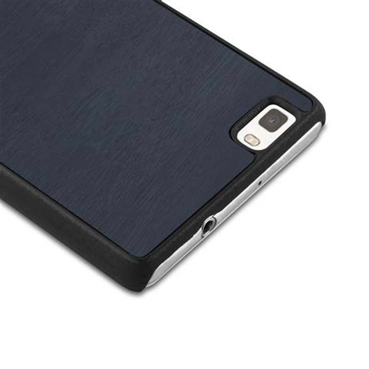 Primer plano de una funda de teléfono. Parte trasera azul marino texturizada, borde negro y bordes plateados.