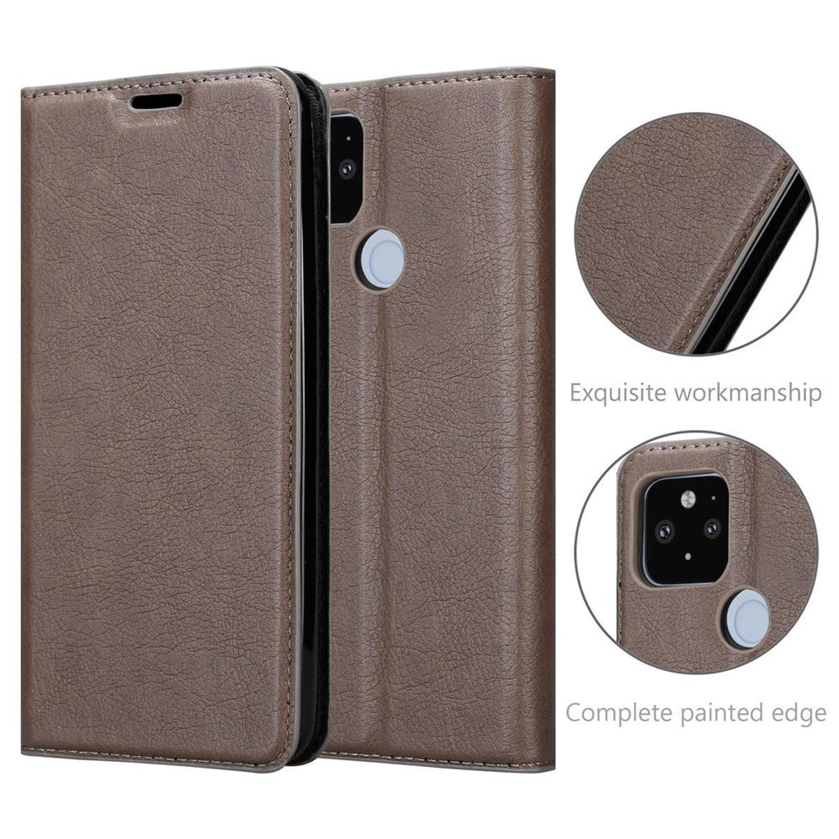 Una funda de teléfono marrón plegada, con una vista detallada de los bordes y la parte trasera del teléfono.