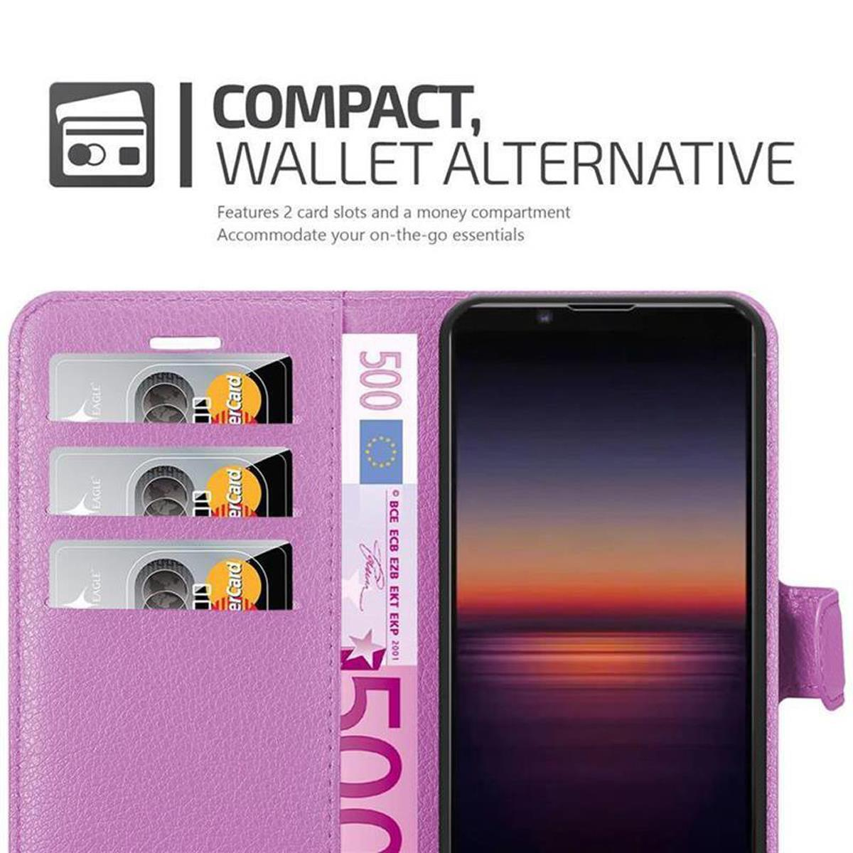 Custodia per telefono viola con carte e banconota da 500 euro. Il telefono mostra uno sfondo colorato.