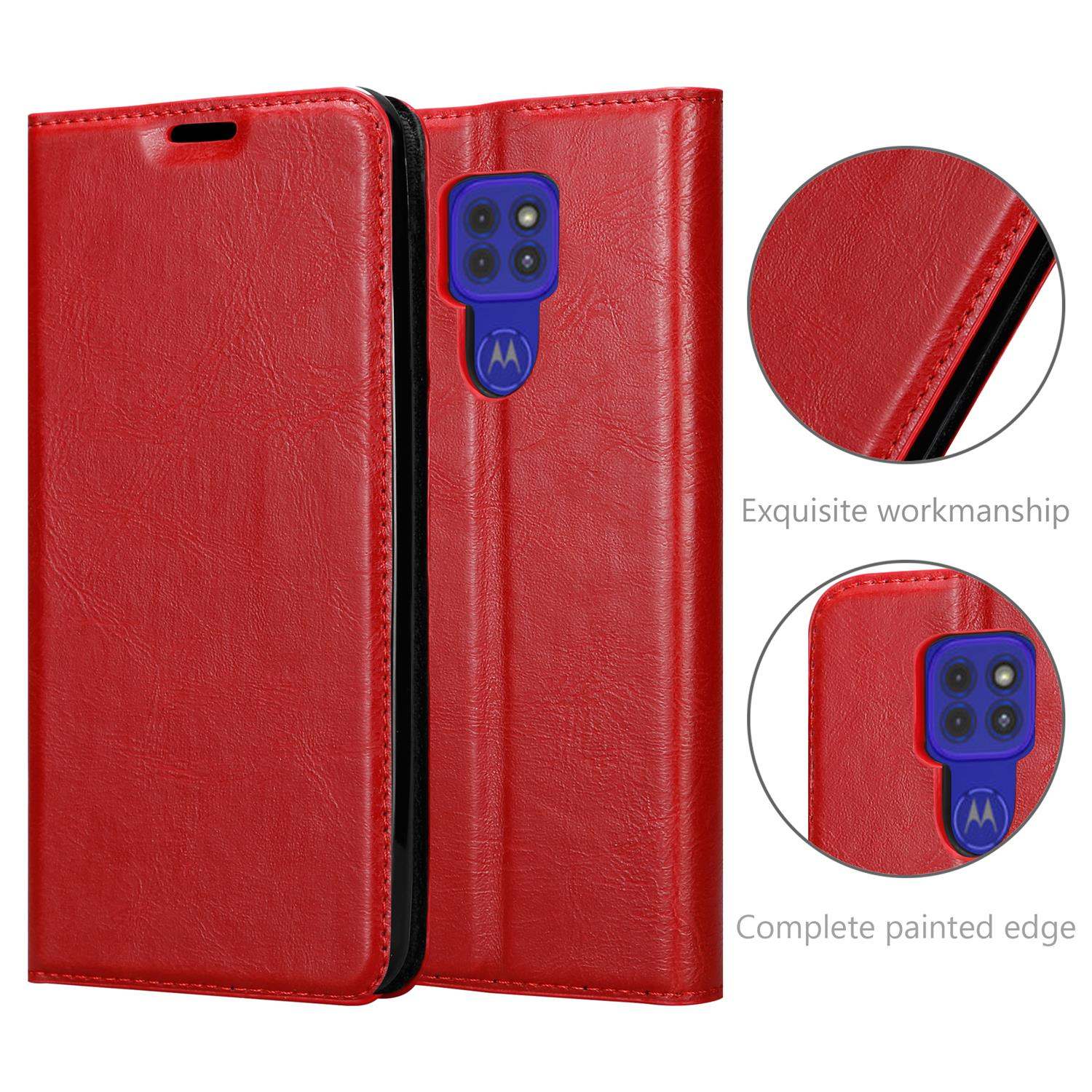 Custodia per telefono rossa con telefono all'interno. Primo piano di cuciture e fotocamera.