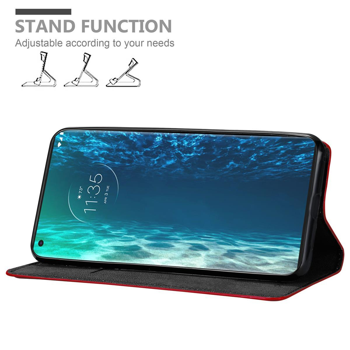 Handyhülle mit Telefon, Zeit wird angezeigt. Rotes und schwarzes Gehäuse. Weißer Hintergrund.
